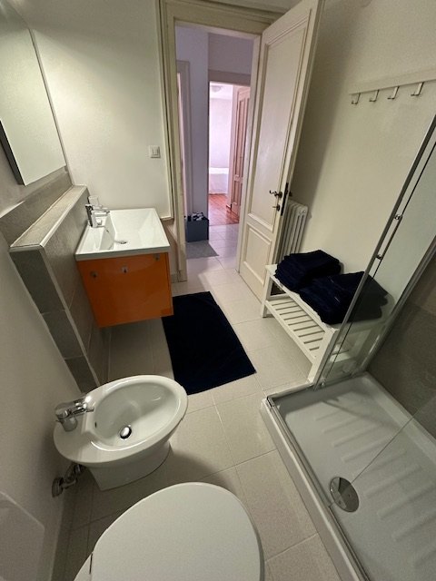 Bagno dell'appartamento a Grado con doccia, lavabo e bidet