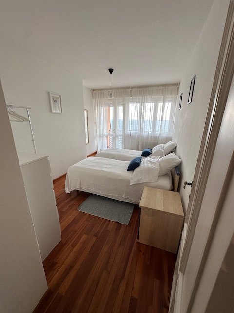 Camera da letto matrimoniale con parquet dell'appartamento a Grado