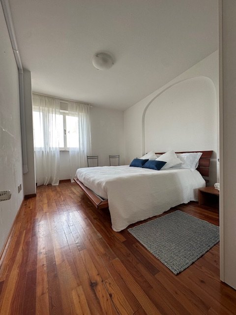 Seconda camera da letto luminosa dell'appartamento fronte mare a Grado