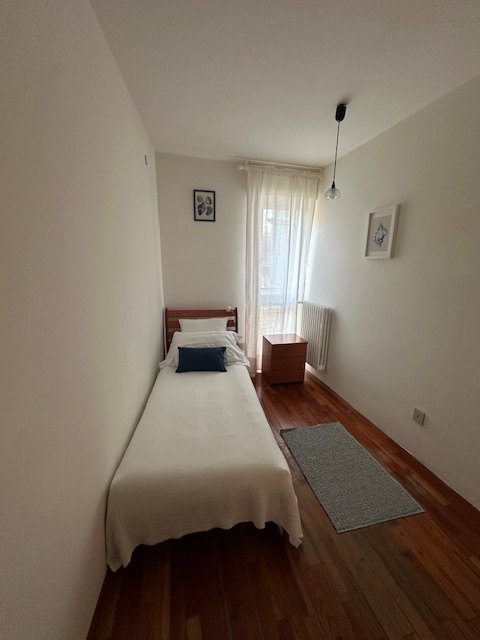 Camera con letto singolo e parquet dell'appartamento a Grado