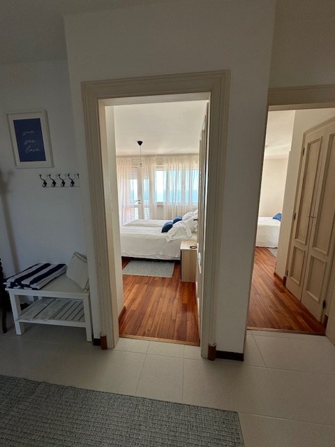 Disimpegno dell'appartamento a Grado con vista sulla camera da letto