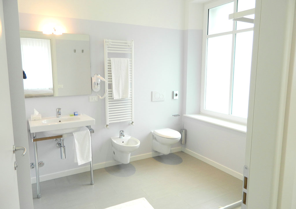 Bagno privato con ampia doccia dell'appartamento Superior, Palamostre Residence Udine
