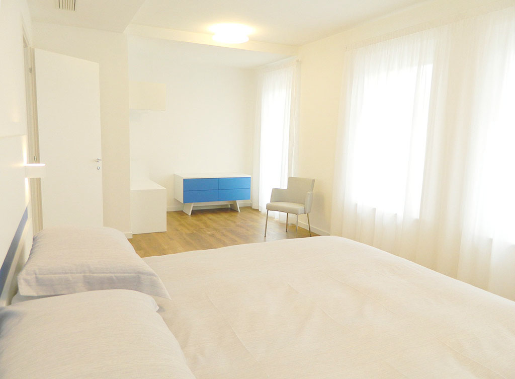 Spaziosa camera da letto dell'appartamento Deluxe con angolo lettura, Palamostre Residence, Udine
