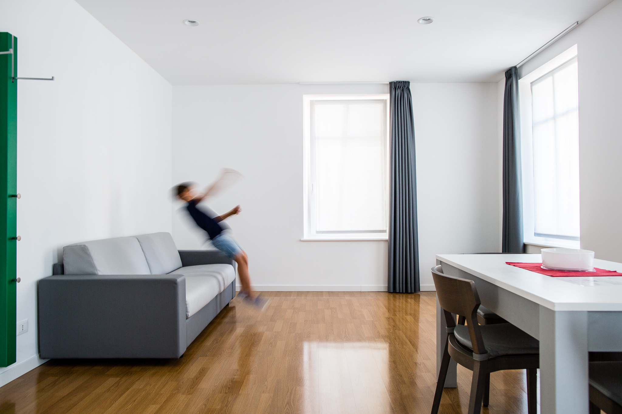 Salotto con divano dell'appartamento Deluxe 60 mq, Palamostre Residence, Udine