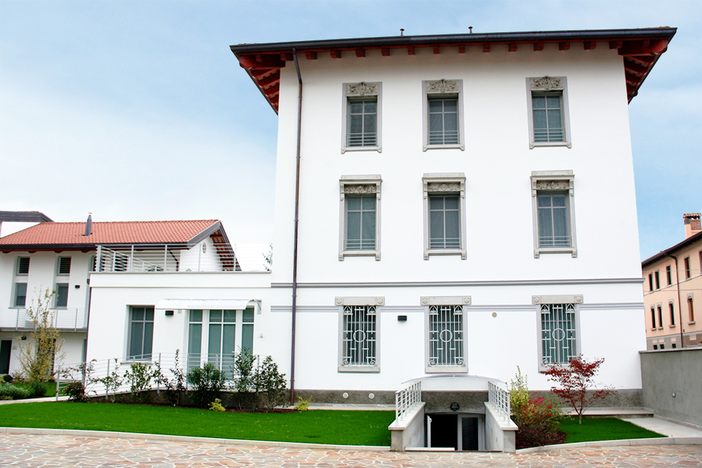Facciata della villa Liberty del Palamostre Residence a Udine