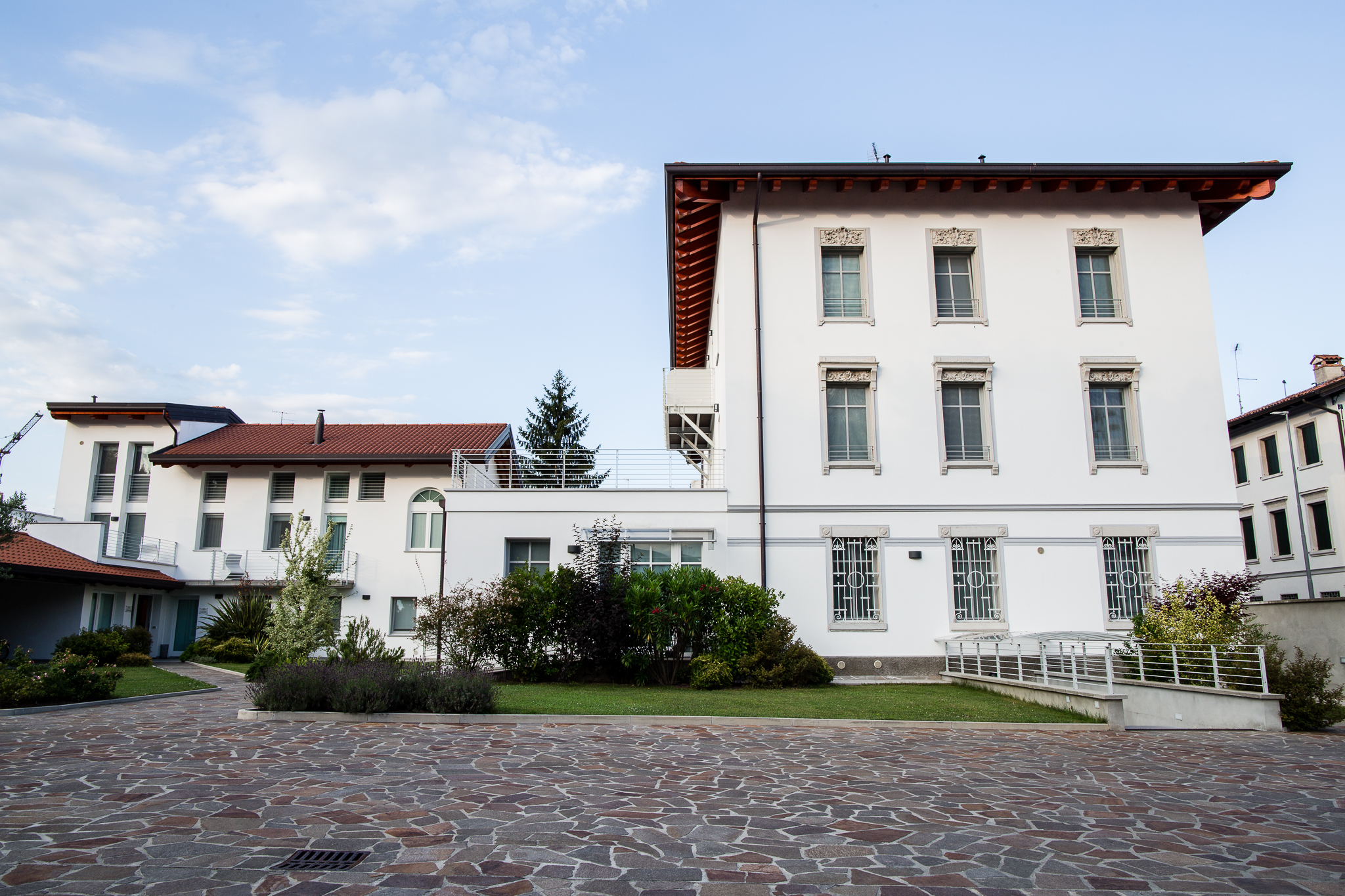 Facciata laterale del palazzo Liberty del Palamostre Residence a Udine