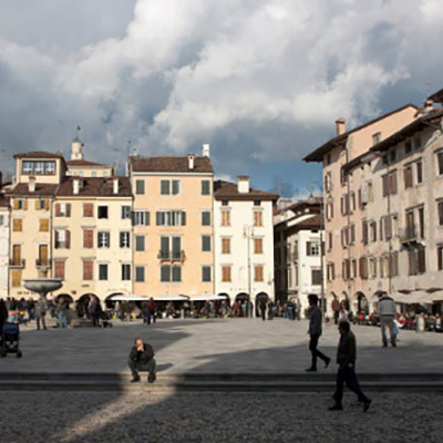 Veduta del centro storico di Udine, di matrice veneta, con i monumenti e le piazze della città